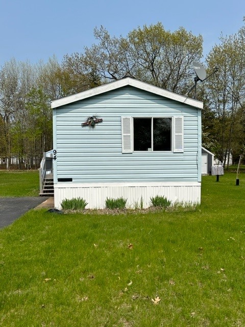 Mobile home on lot end view